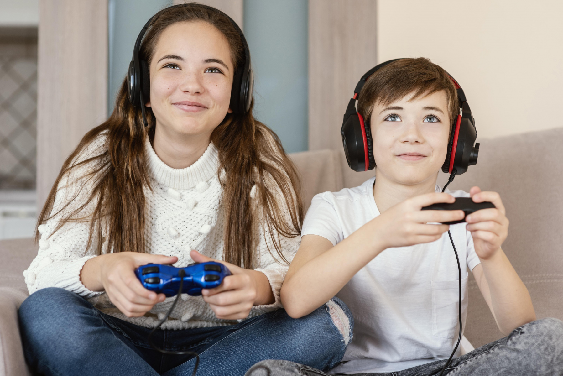 siblings-home-playing-games.jpg siblings-home-playing-games.jpg
