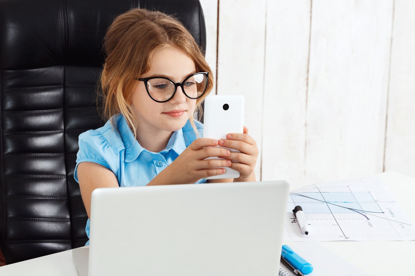young_beautiful_girl_looking_on_phone_at_working_place_176420_5147.jpg