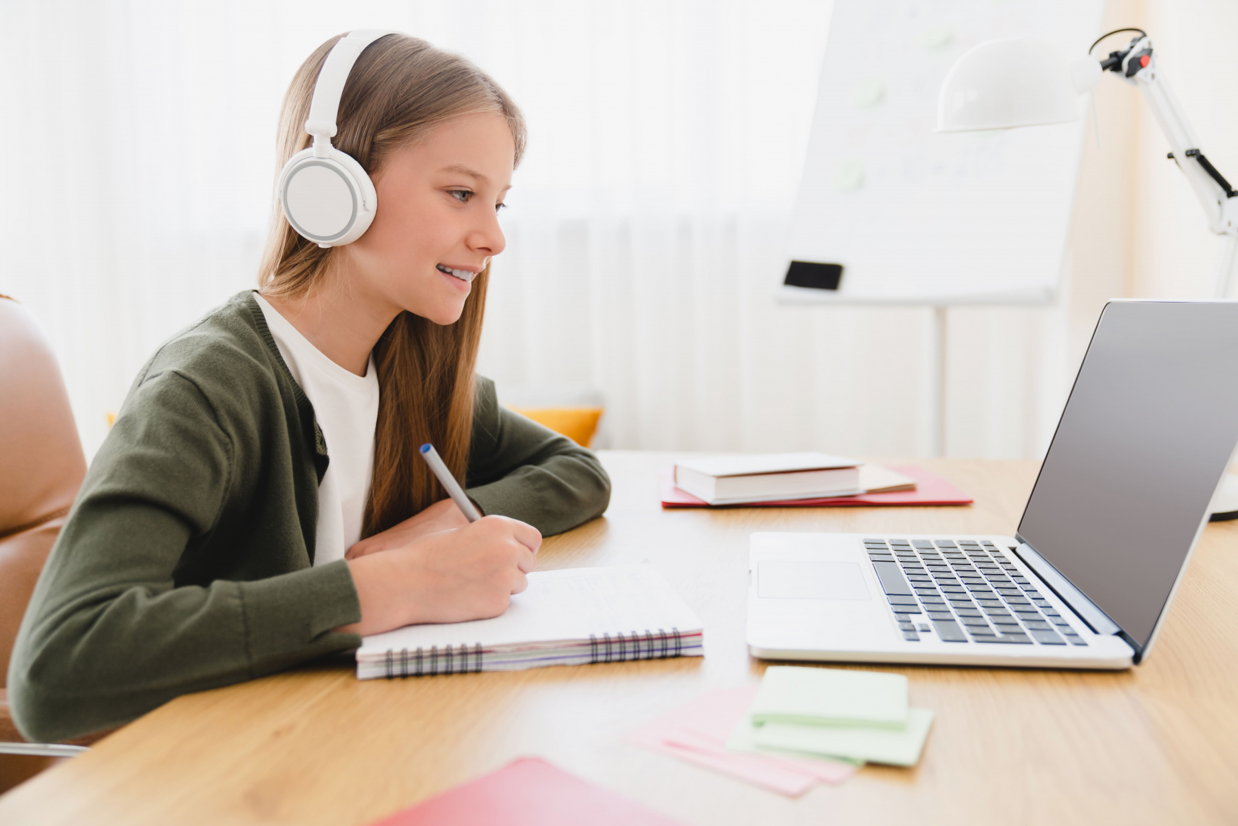 distance-remote-education-e-learning-pupil-studyi-2021-10-29-21-45-57-utc.jpg