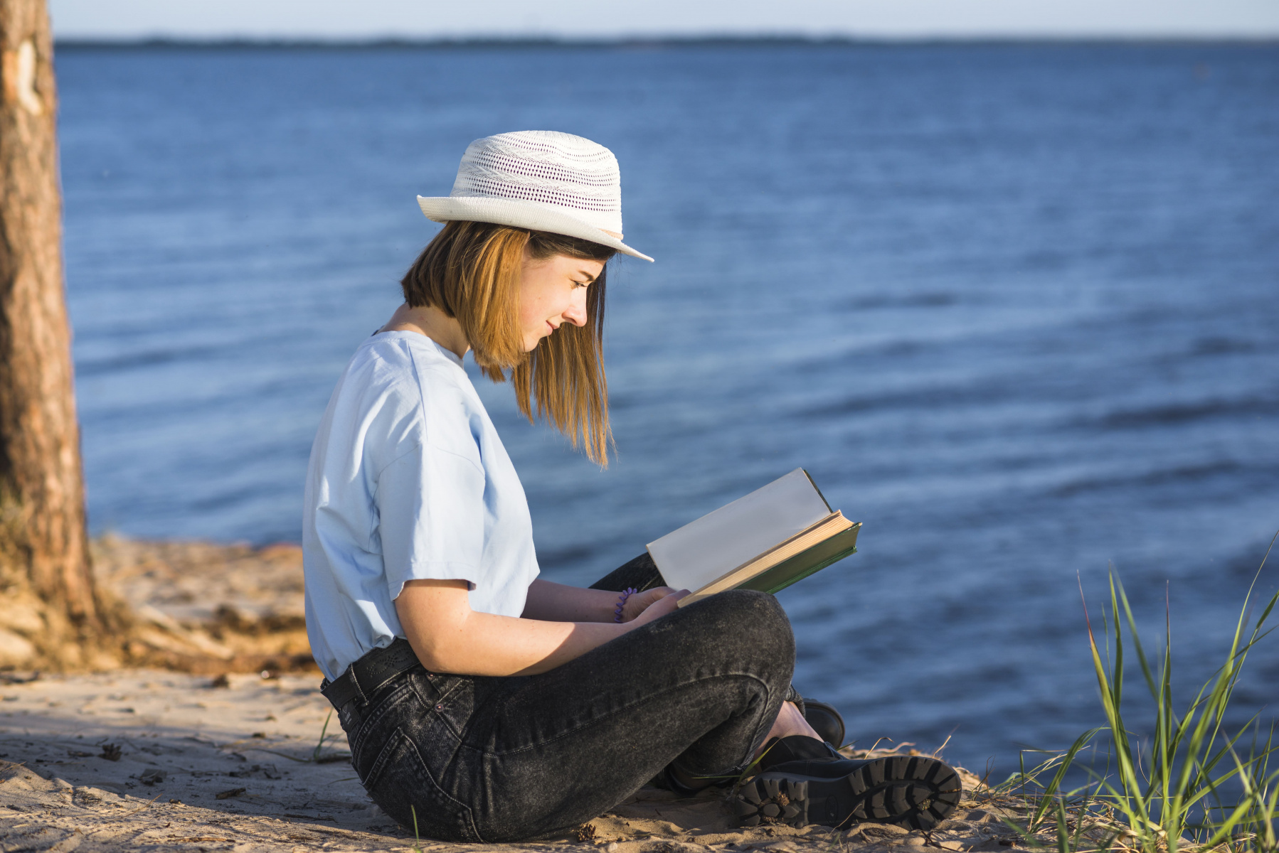 woman-hat-reading-near-sea.jpg woman-hat-reading-near-sea.jpg